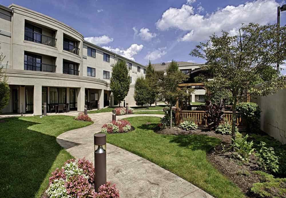 Courtyard Wall At Monmouth Shores Corporate Park Exterior photo