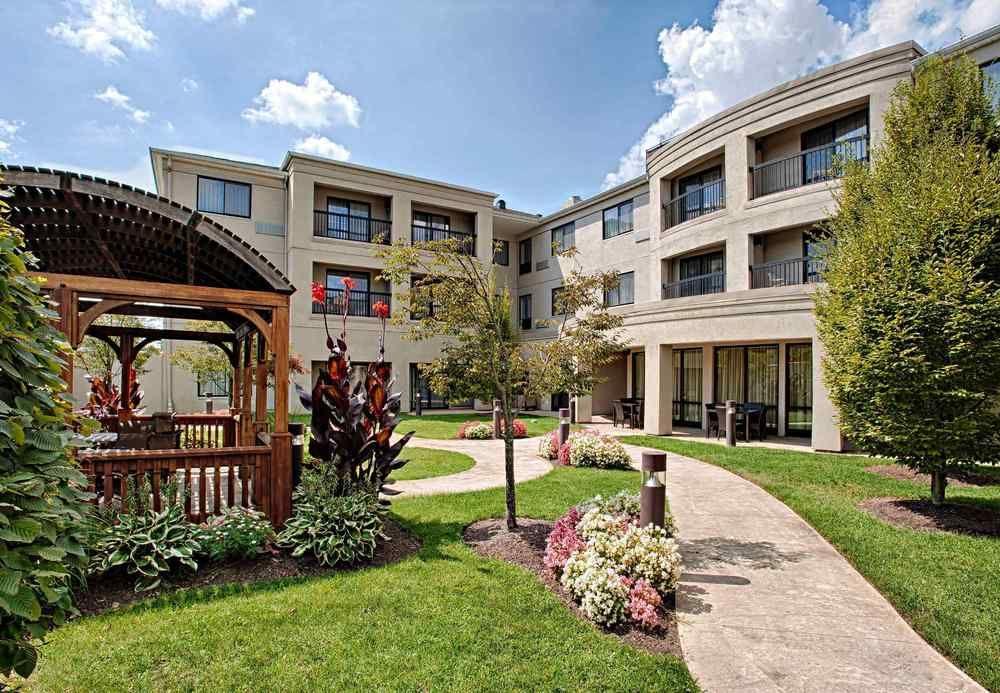 Courtyard Wall At Monmouth Shores Corporate Park Exterior photo