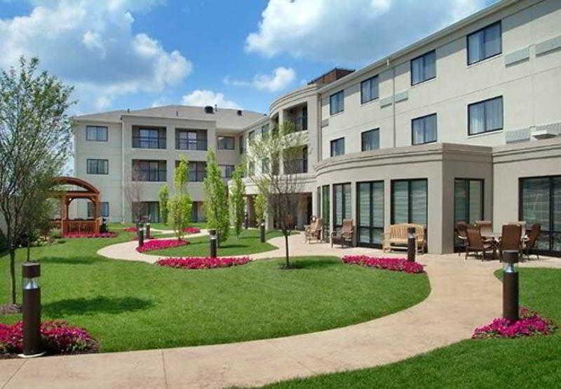 Courtyard Wall At Monmouth Shores Corporate Park Exterior photo